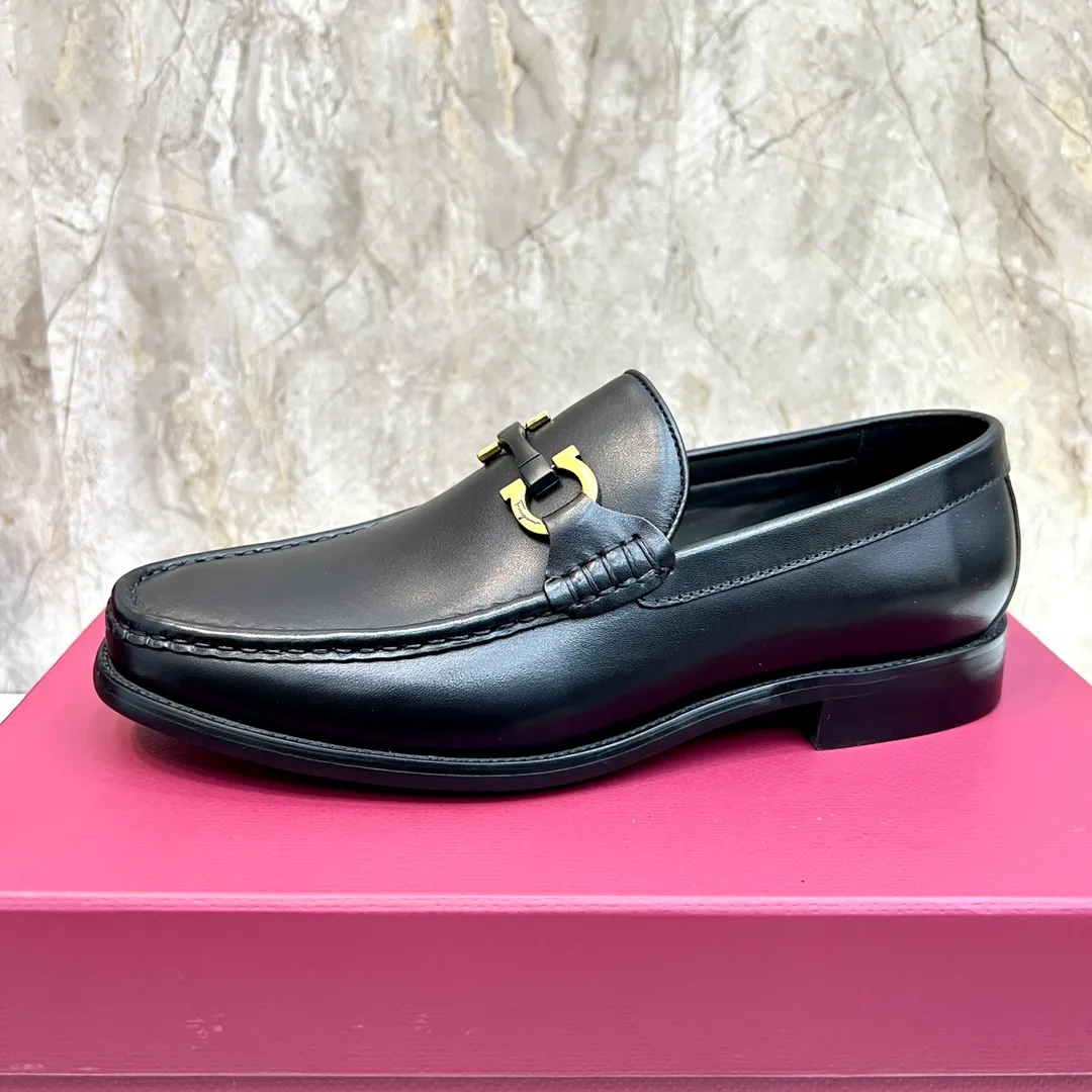 Original quality P580 Brand: Ferragamo Standard size: Men's size 38/44 (45 can be customized) Grade: Same style as the official website High-quality men's shoes Material: Customized first-layer calfskin with water-dyed cowhide lining Cowhide tiptoe Original non-slip and wear-resistant rubber outsole Style category: Men's formal business leather shoes Young and fashionable European and American trends British style Casual matching Comfortable feet Color: Actual picture